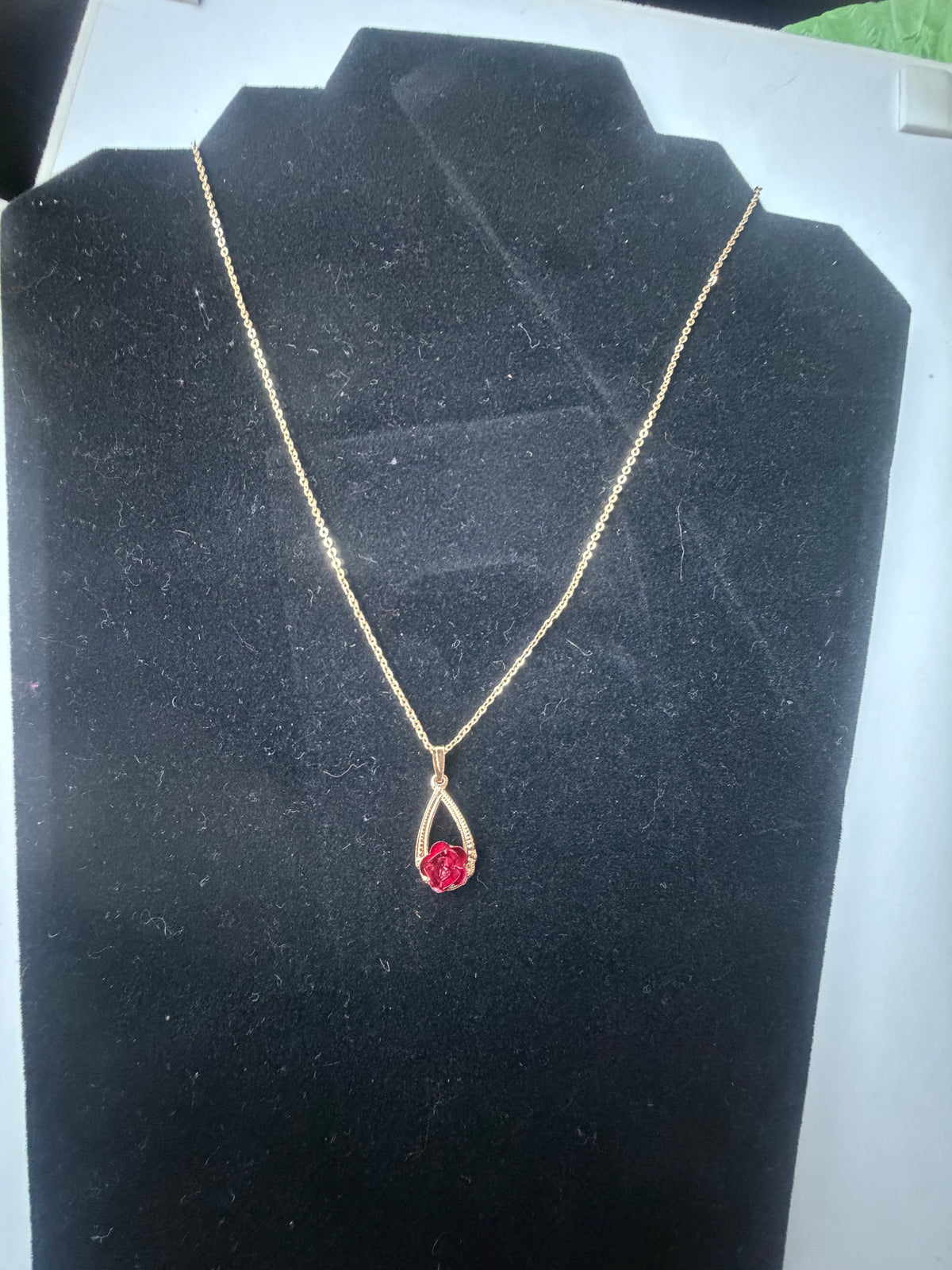 Rose pendent necklace