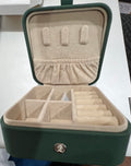 Traveling jewelry box