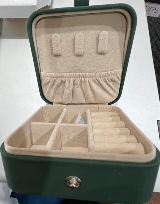 Traveling jewelry box